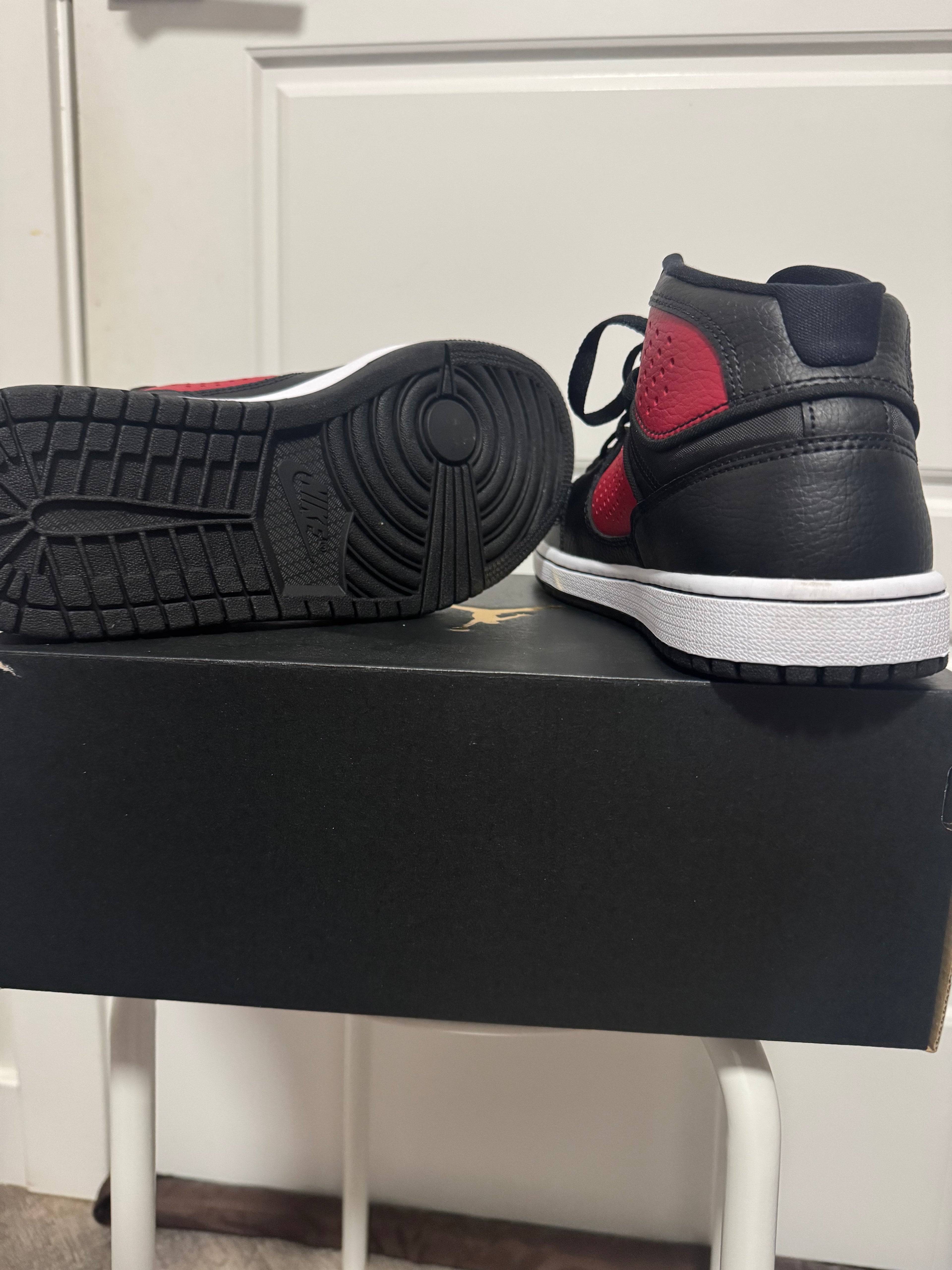 Jordan Access Black/Gym Red