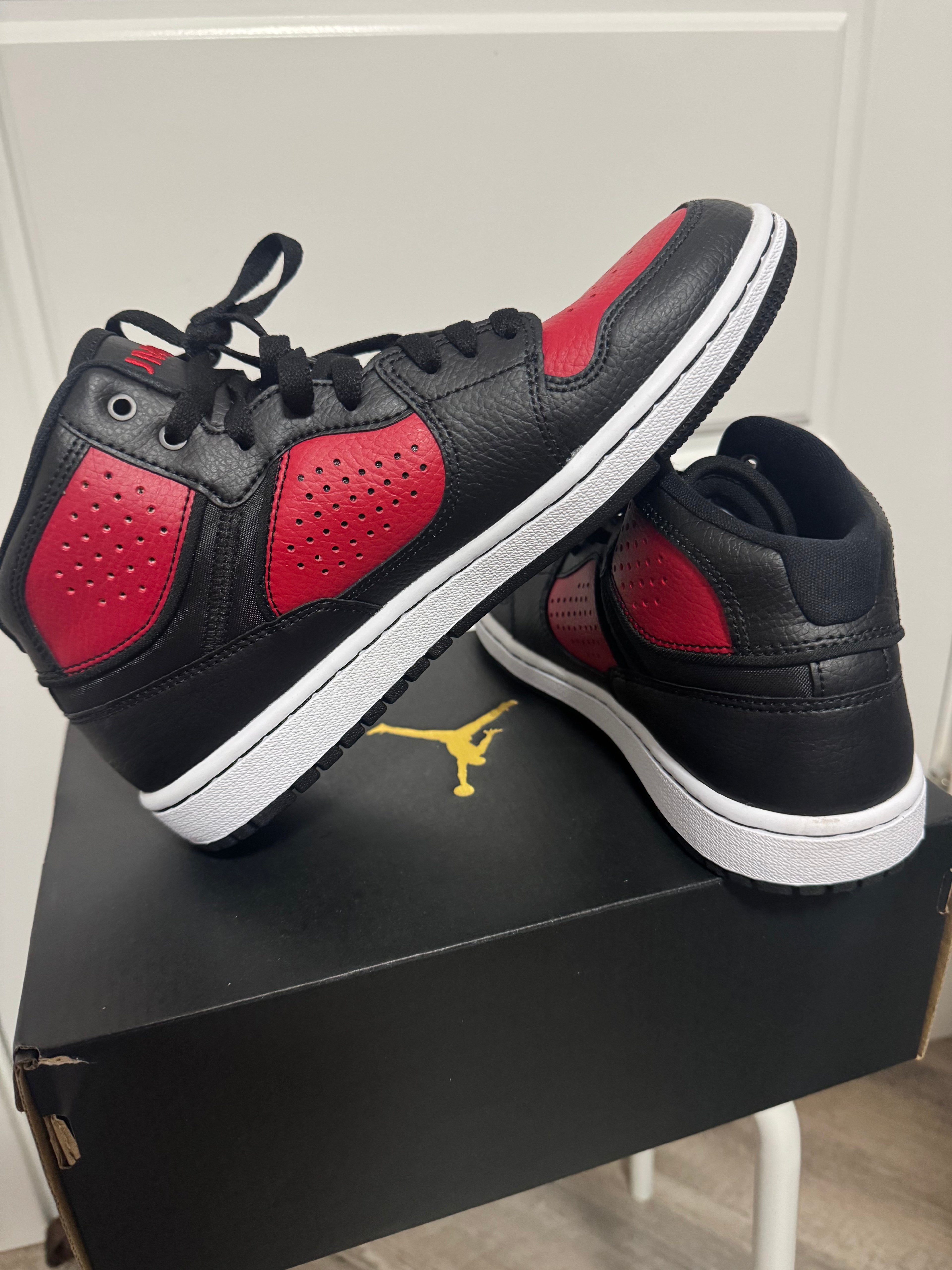 Jordan Access Black/Gym Red