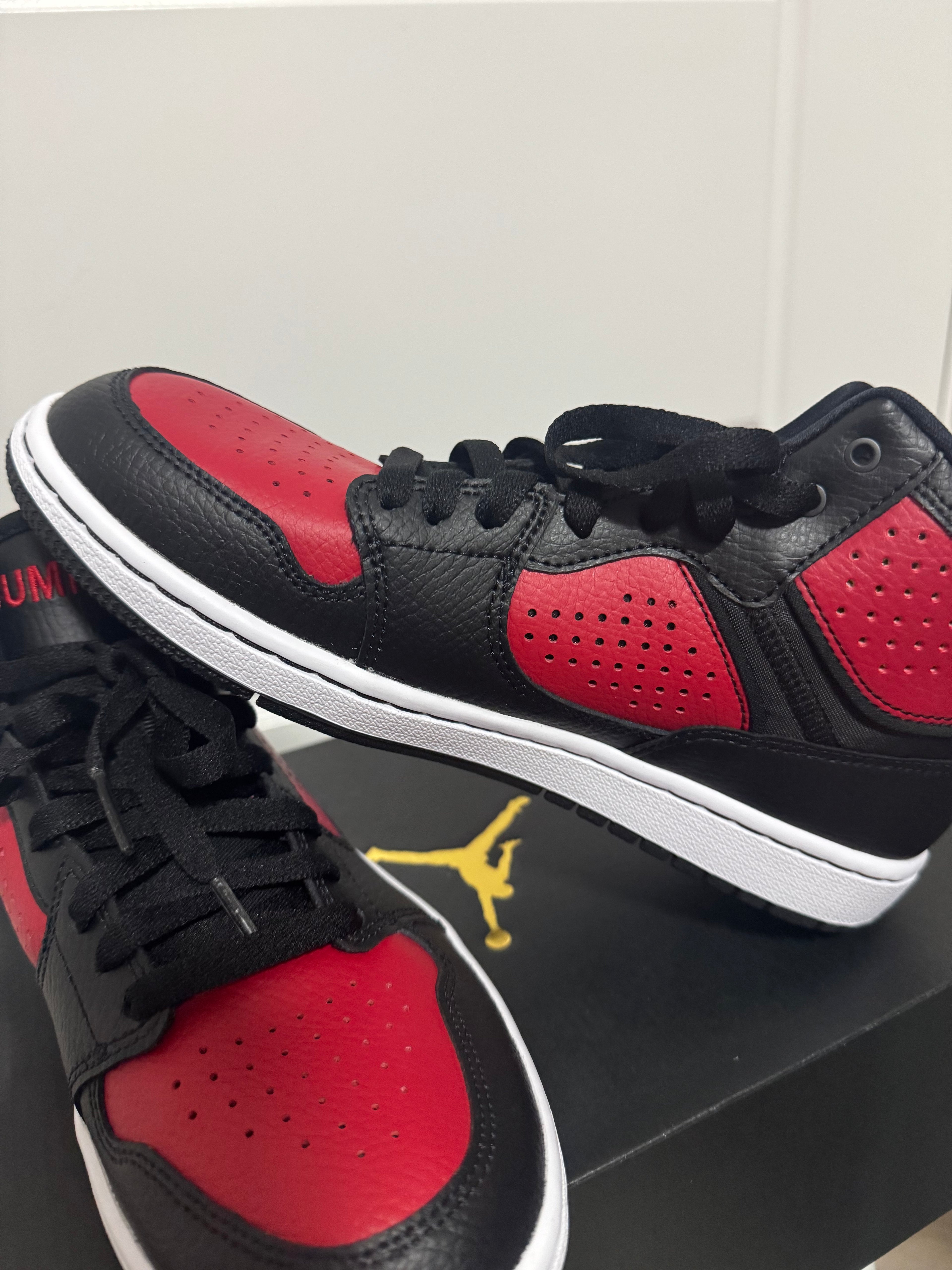 Jordan Access Black/Gym Red