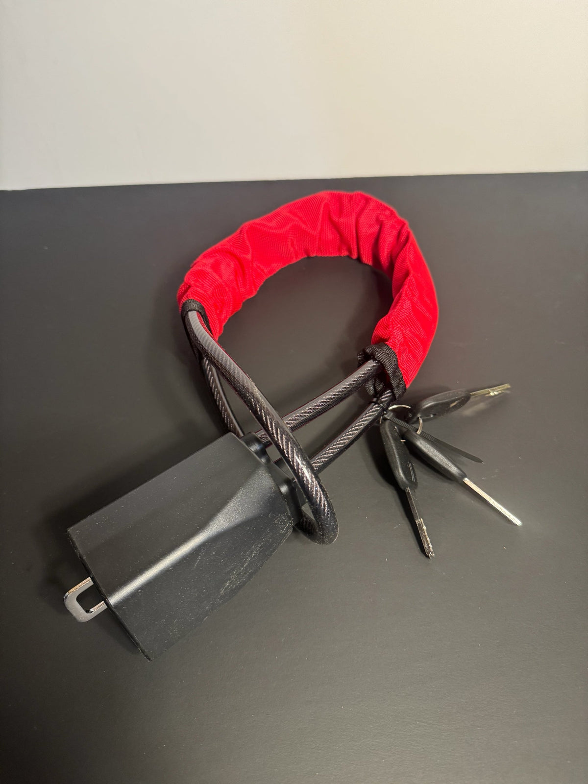 KMD MarketHub red and black steel cable steering wheel anti-theft lock with four keys for vehicle security